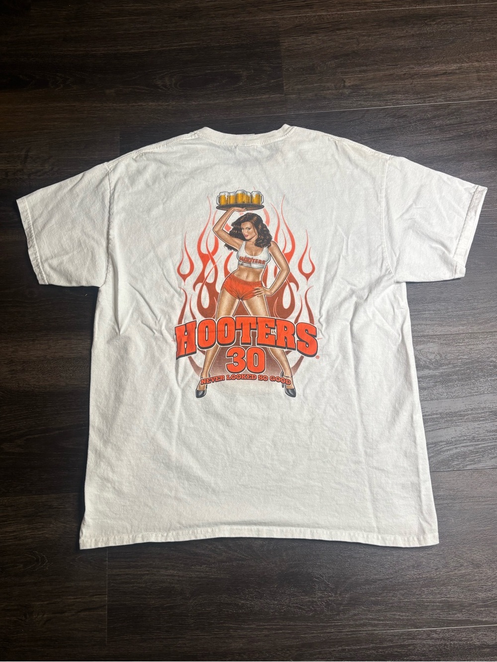 Y2K Hooters Waitress Girl T-Shirt Mens L Fire Flames Hot Beer
